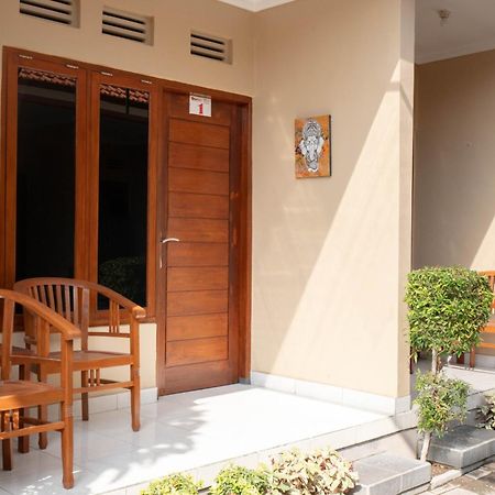 Hotel Reddoorz Near Buleleng Harbour 2 à Singaraja Extérieur photo