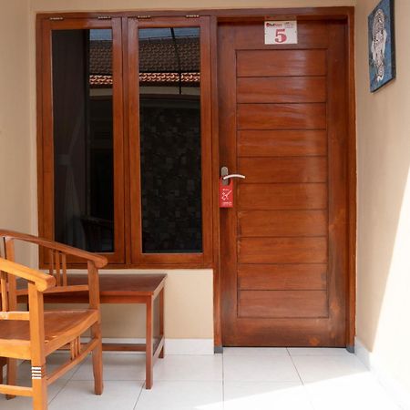 Hotel Reddoorz Near Buleleng Harbour 2 à Singaraja Extérieur photo