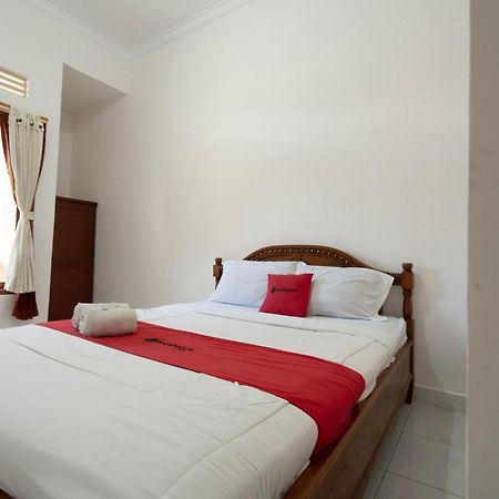 Hotel Reddoorz Near Buleleng Harbour 2 à Singaraja Extérieur photo