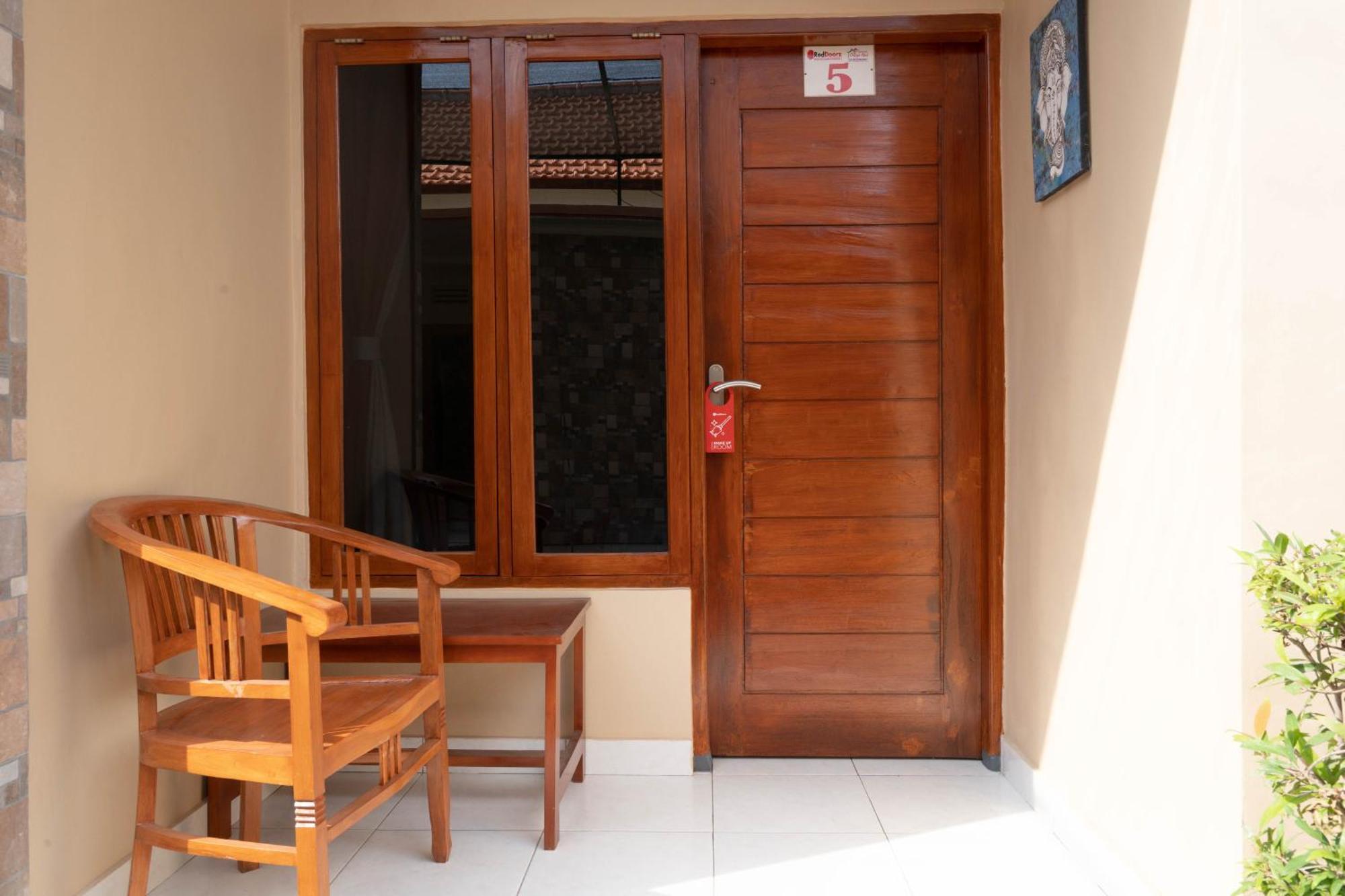 Hotel Reddoorz Near Buleleng Harbour 2 à Singaraja Extérieur photo