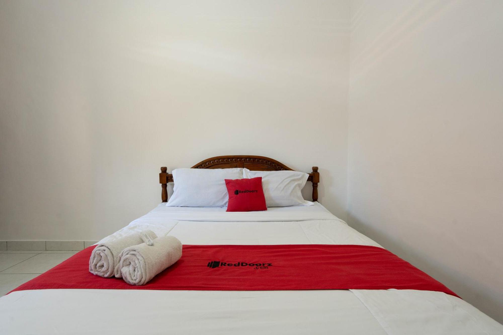 Hotel Reddoorz Near Buleleng Harbour 2 à Singaraja Extérieur photo