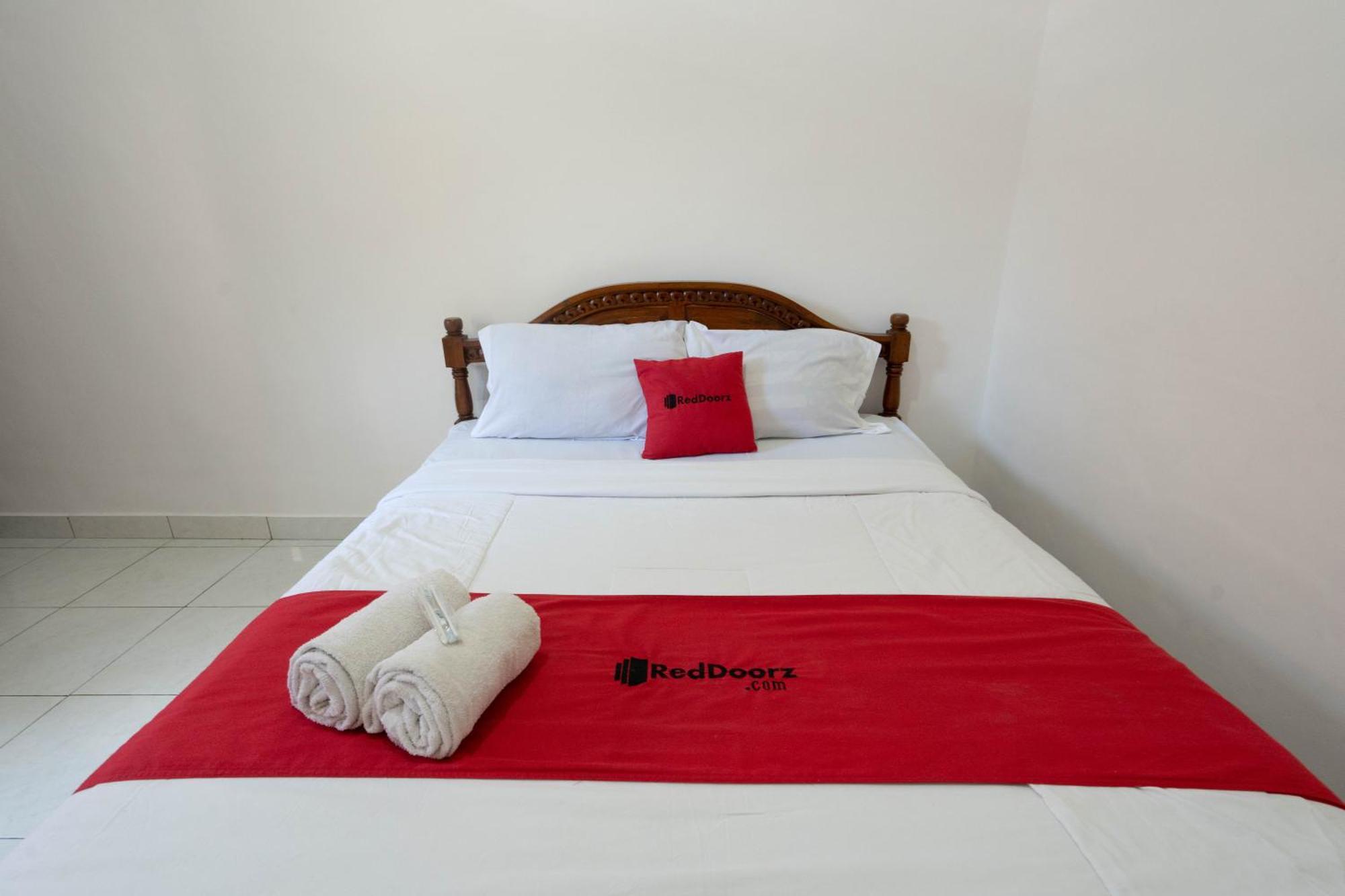 Hotel Reddoorz Near Buleleng Harbour 2 à Singaraja Extérieur photo