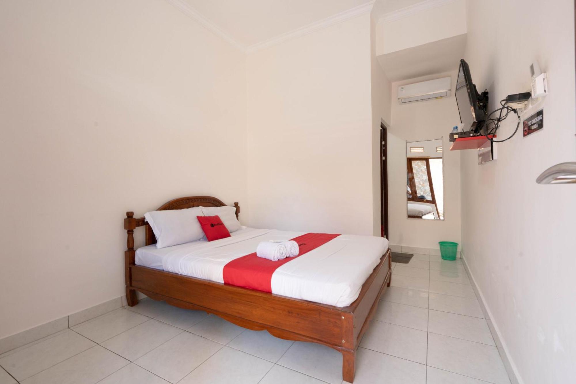 Hotel Reddoorz Near Buleleng Harbour 2 à Singaraja Extérieur photo