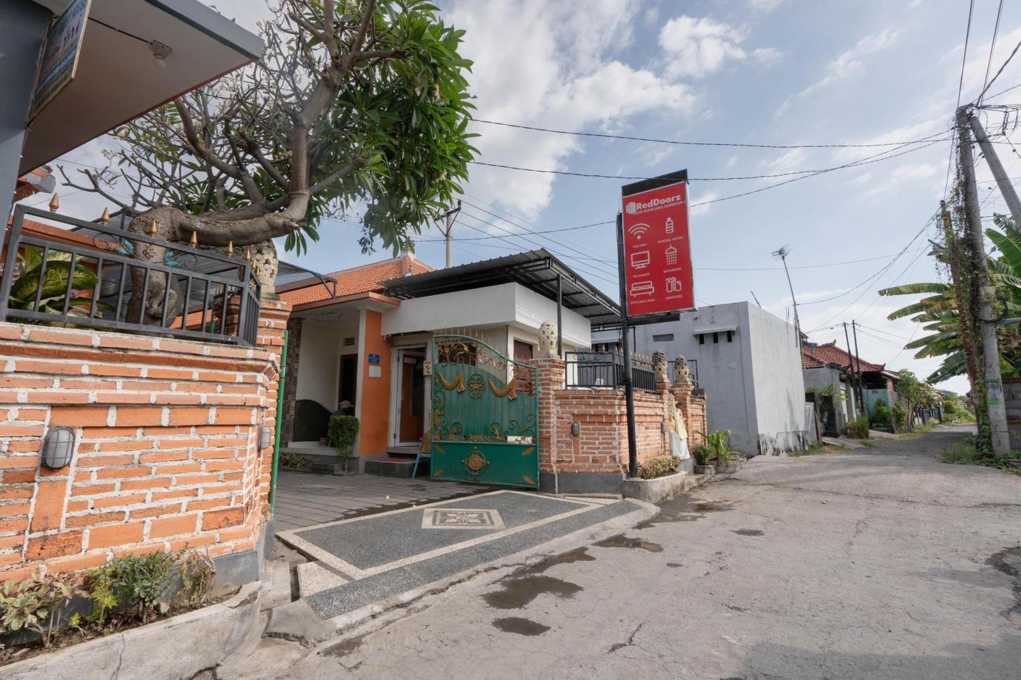Hotel Reddoorz Near Buleleng Harbour 2 à Singaraja Extérieur photo