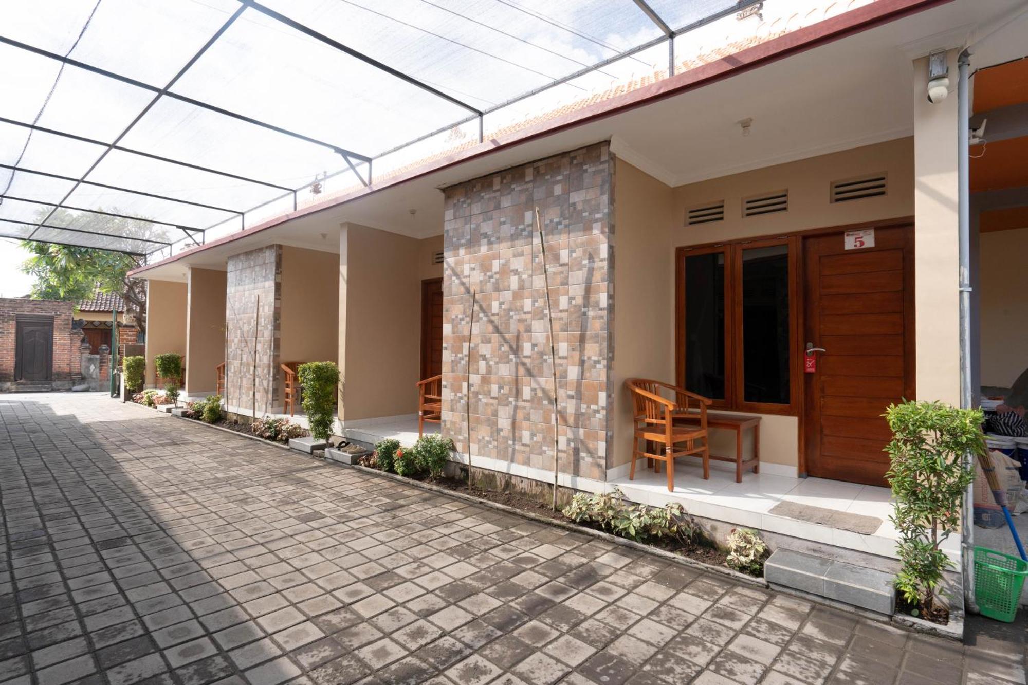 Hotel Reddoorz Near Buleleng Harbour 2 à Singaraja Extérieur photo